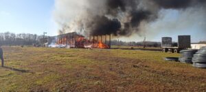 Спасатели ликвидируют пожар на льнозаводе в Лиозно