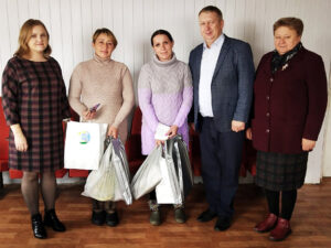 Накануне Дня матери памятными подарками были отмечены труженицы СФ «Чкаловский» (Лиозненский район)