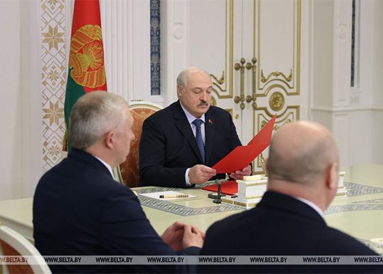 «Надо сделать всё необходимое, чтобы удержать страну»: Лукашенко обозначил задачи для местной вертикали