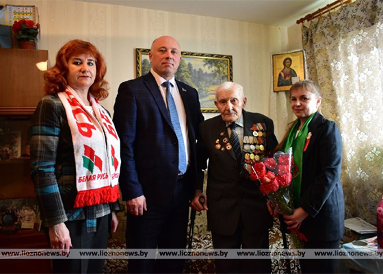 В преддверии Дня Победы руководство Лиозненского района поздравило ветерана войны Кузьму Мизурова