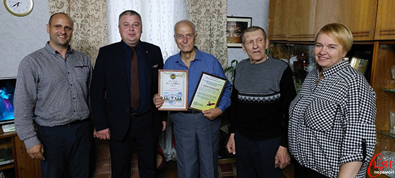 Сотрудники Лиозненского РОВД поздравили с 75-летием ветерана ОВД Владимира Богданова