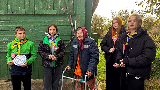 Лёзненскія актывісты маладзёжнай арганізацыі ратавальнікаў-пажарных наведалі з дапамогай адзінокіх жанчын аграгарадка Адаменкі