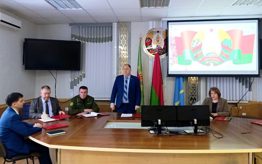 На состоявшемся в понедельник, 24 ноября, заседании президиума районного Совета депутатов были рассмотрены вопросы увековечения памяти о погибших при защите Отечества и совершенствования работы с пустующими домами.