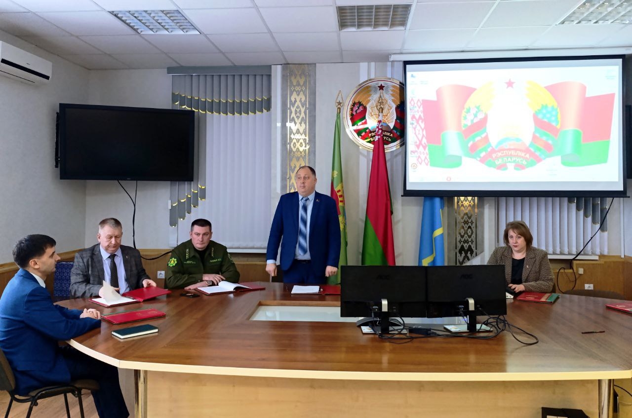 На состоявшемся в понедельник, 24 ноября, заседании президиума районного Совета депутатов были рассмотрены вопросы увековечения памяти о погибших при защите Отечества и совершенствования работы с пустующими домами.